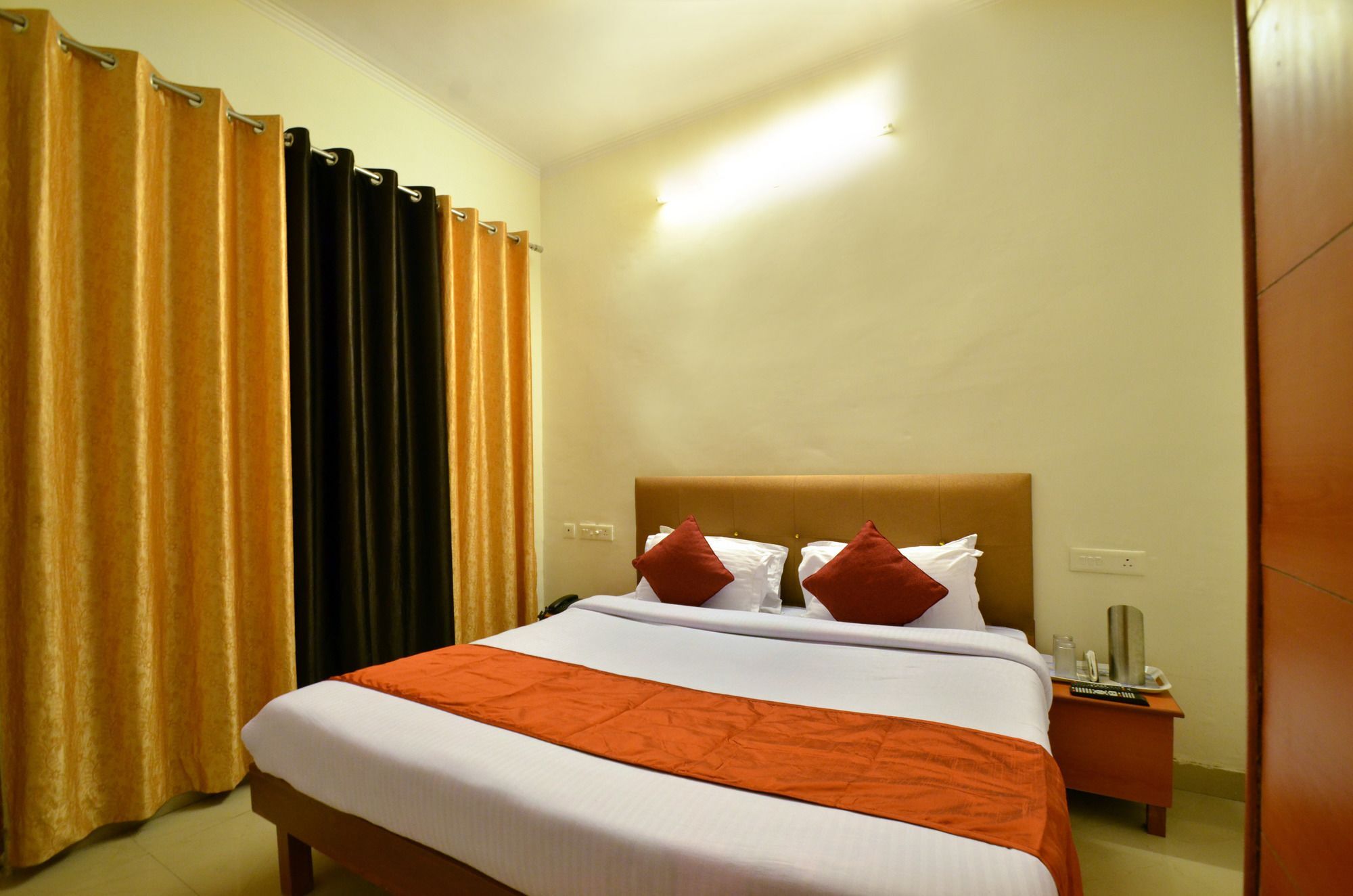 Oyo Platinum Inn Nayagaon Bagian luar foto