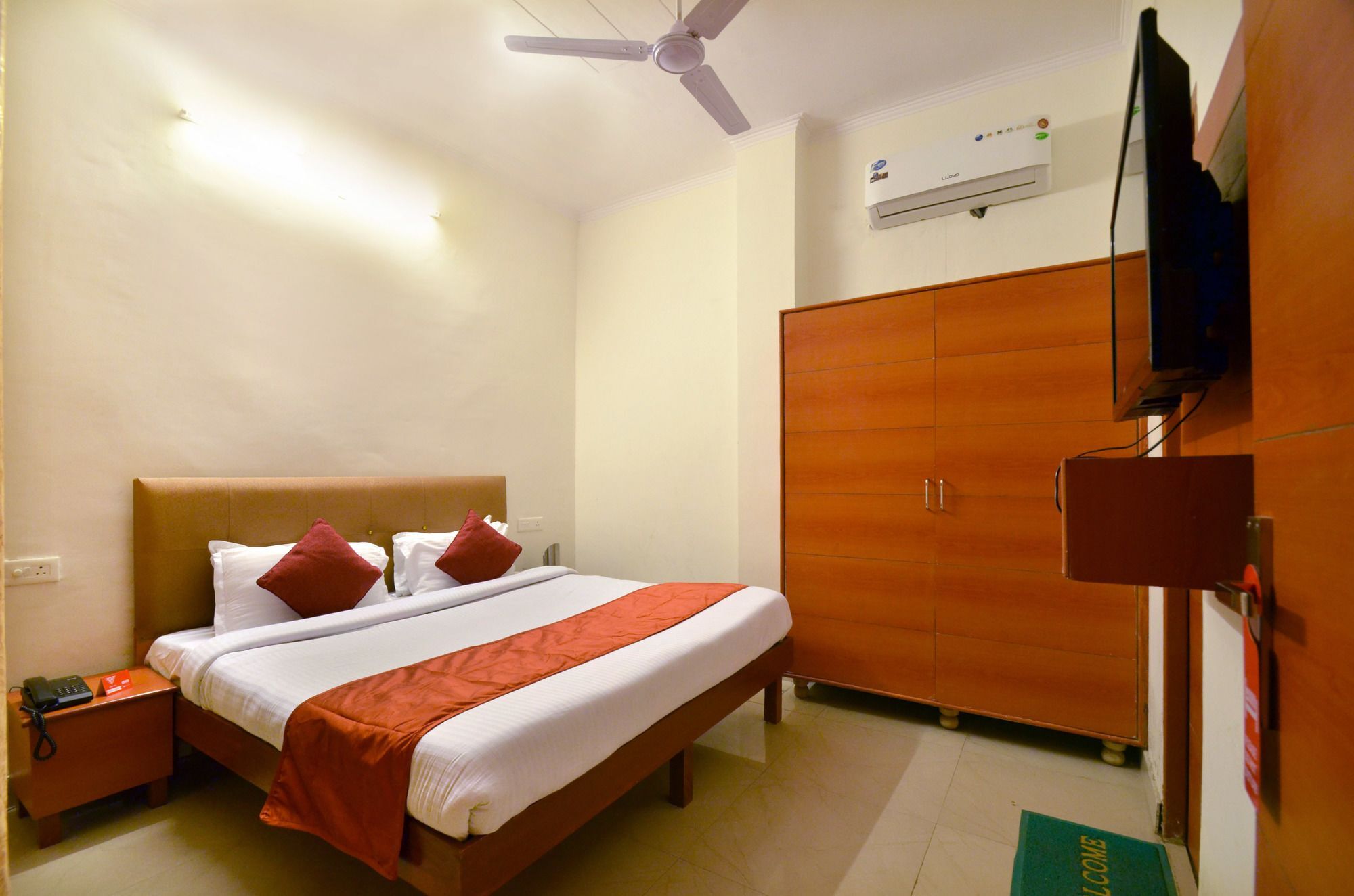 Oyo Platinum Inn Nayagaon Bagian luar foto